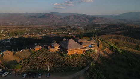 hermoso pueblo complejo yun lai con hermosa vista del sol poniente y altas montañas entre la vasta naturaleza de tailandia en mae hong son