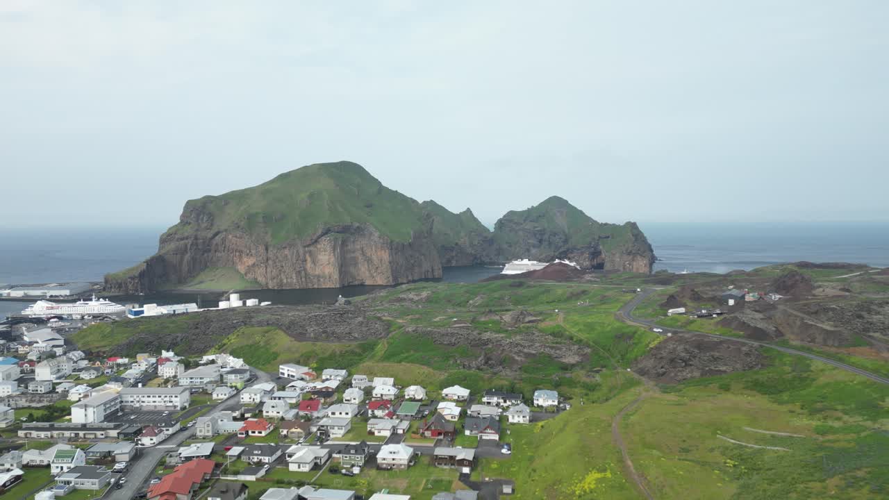 웨스트먼 섬 마을의 공중 드론  ⁇ , 항구, 크루즈 선박 및 오래된 용암  ⁇ 을 바라보고
