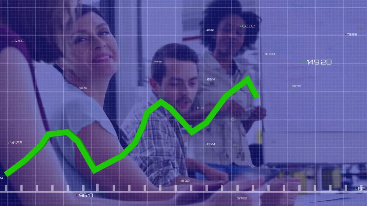 animación de gráficos y números cambiantes sobre diversos compañeros de trabajo discutiendo informes en la oficina