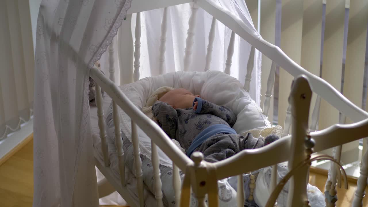 Neonato che dorme sdraiato nella culla