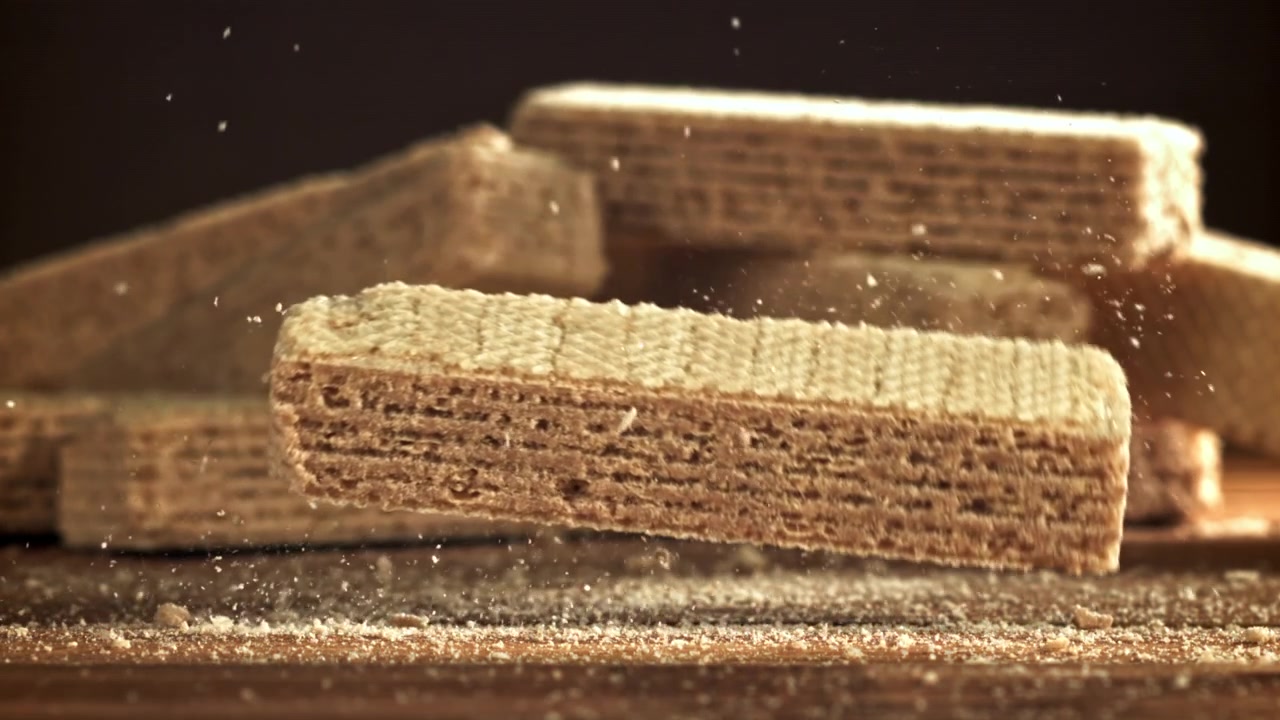 Delizioso biscotto wafer che cade e si sbriciola al rallentatore