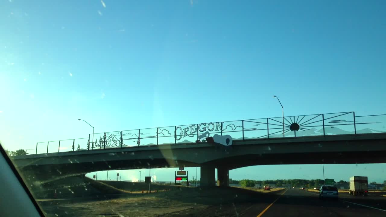 고속도로에서 오레곤 표지판이 있는 지하도 아래를 통과