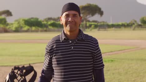 Jugador-De-Béisbol-Mirando-A-La-Cámara