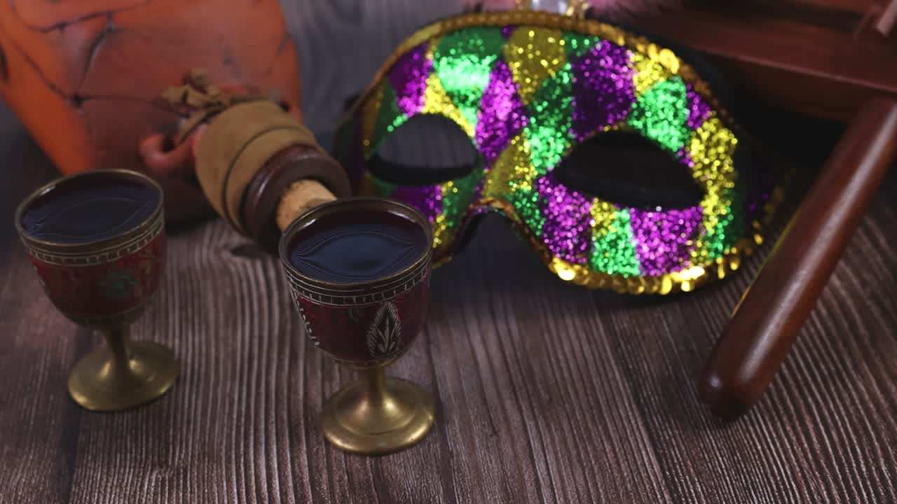 carnaval judío celebración de purim en galletas hamantaschen, ruidoso y máscara con pergamino