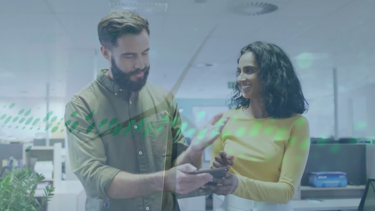 Animación de procesamiento de datos sobre diversos profesionales en la oficina