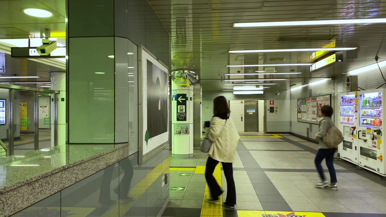 Gente caminando en la estación de metro Nishi Shinjuku, Tokio