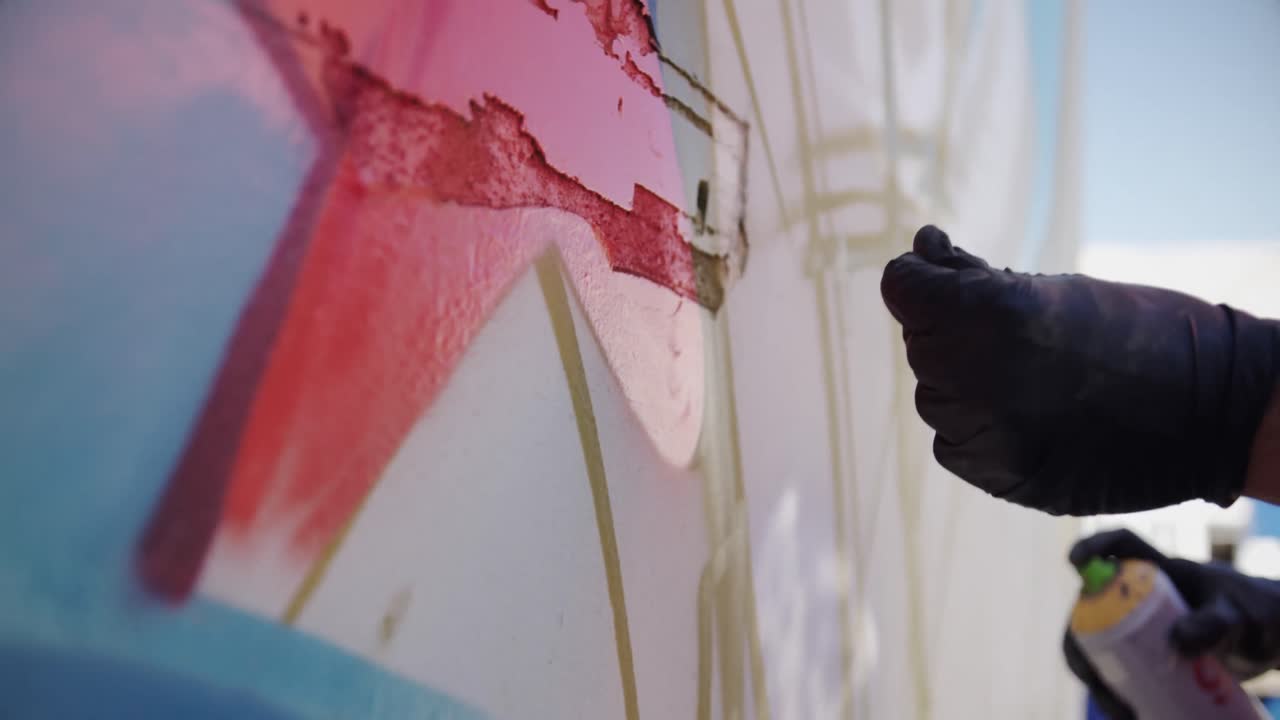 그래피티 아티스트가 페인트 된 벽 4k를 만지고 있습니다.