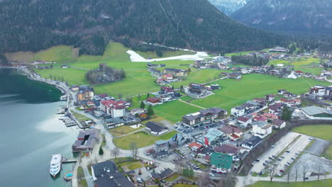 pintoresco pueblo de pertisau en tirol, austria - toma aérea de drones