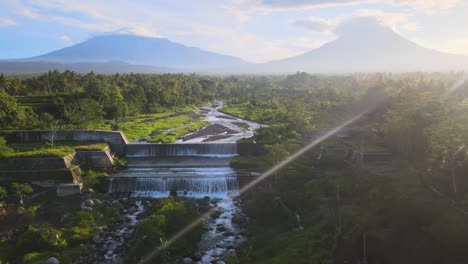 Exotische-Javanische-Landschaft,-Kaskadenwasserfall-Und-Mount-Merapi,-Indonesien