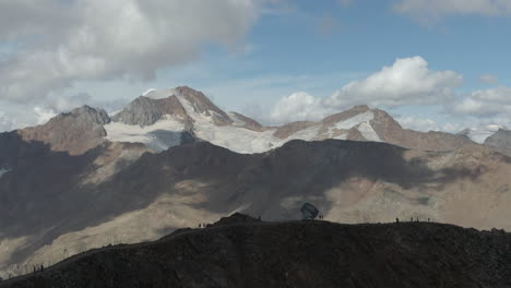 Luftdrohnenaufnahme-Eines-Gletschers-Mit-Schwindeleffekt-In-Den-Dolomiten-Italien