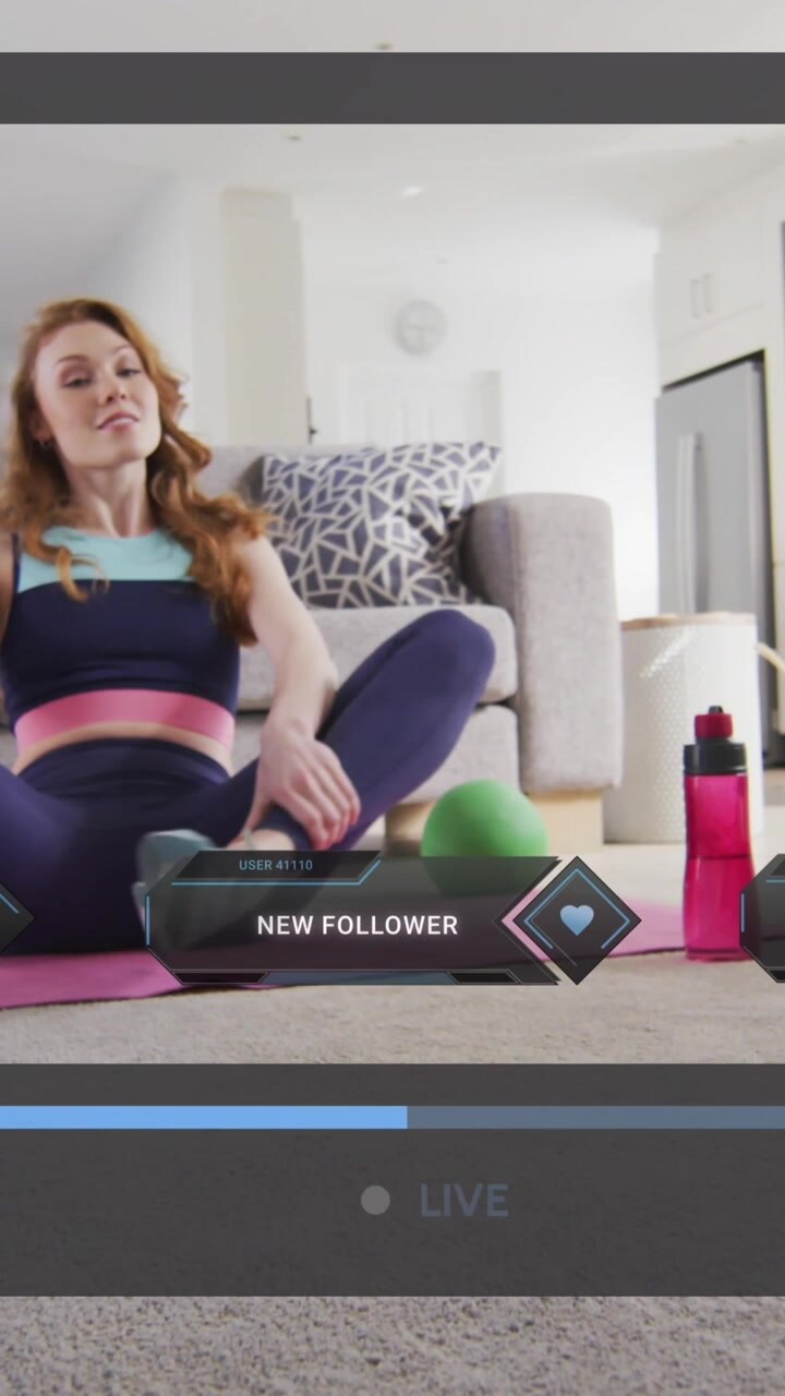 Animazione dell'elaborazione dei dati su una donna caucasica che si allena registrando un vlog di fitness.