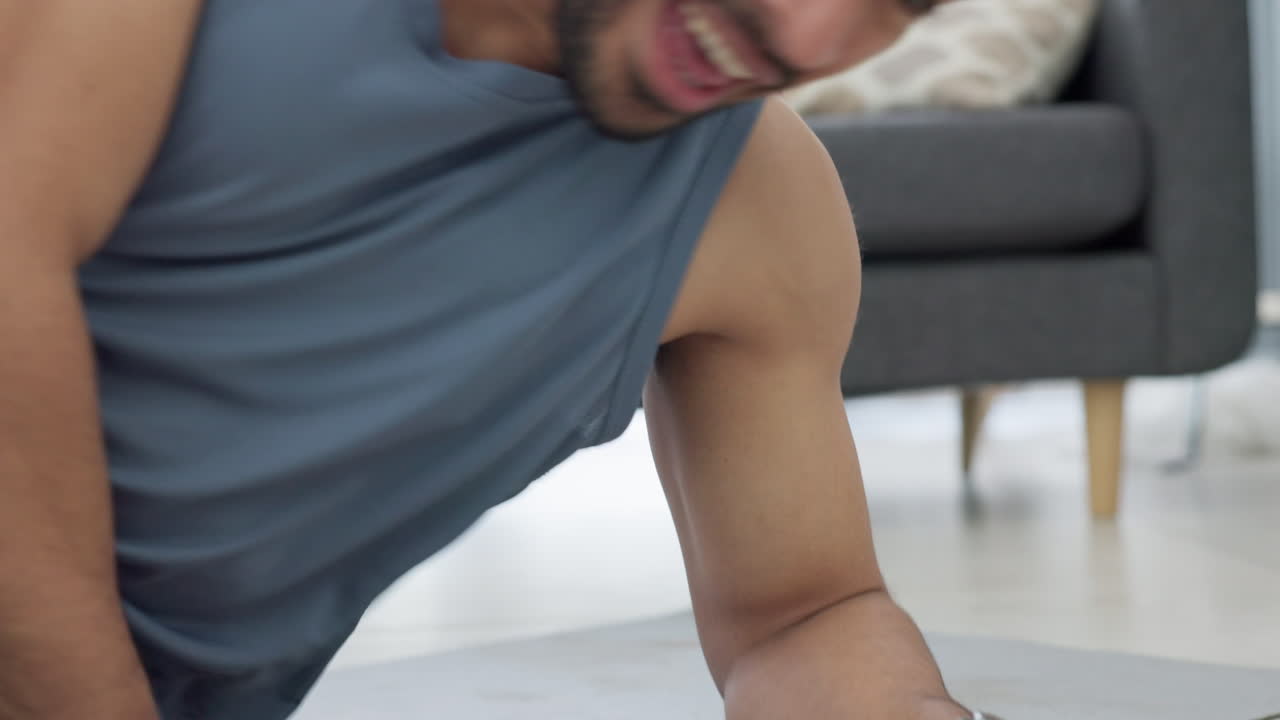 hombre entrenando el cuerpo para la aptitud en el hogar
