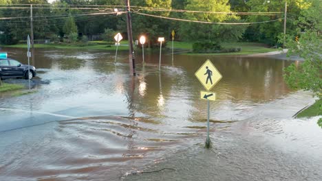 Paso-De-Peatones-Paso-De-Peatones-Bajo-El-Agua-De-La-Inundación