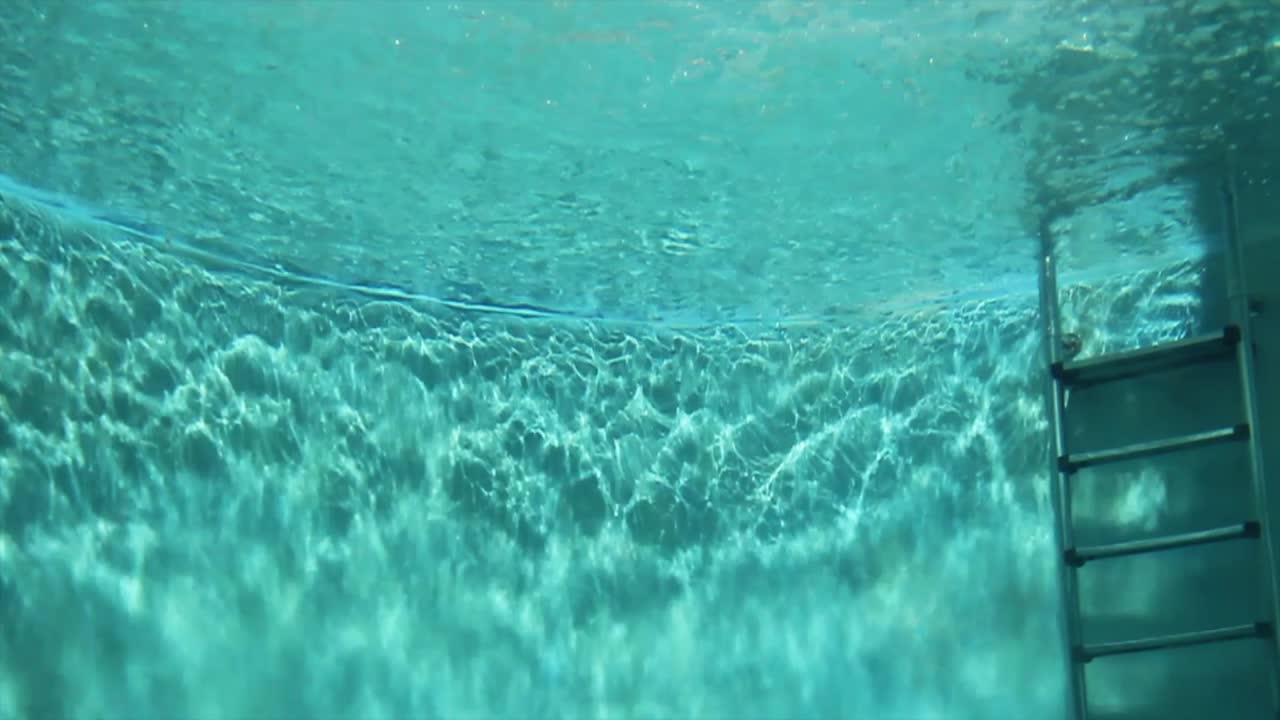 Pemandangan Bawah Air Kolam Renang dengan Tangga
