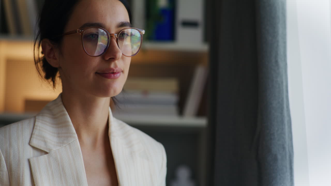 창문  에 있는 노트북 에 글 을 쓰고 있는 반사적 인 여자