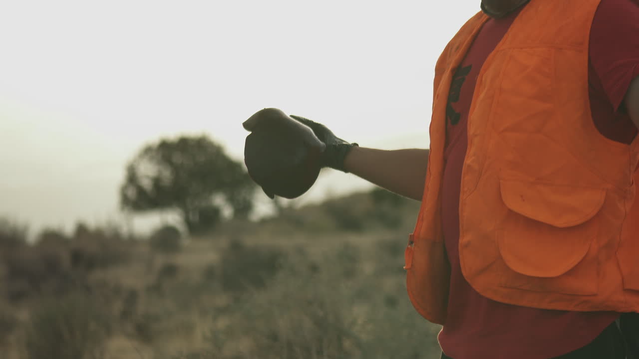 Jegeren presenterer den dampende leveren av bukken etter jakt og slakting