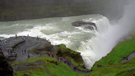 paisaje de la cascada de gullfoss en islandia.