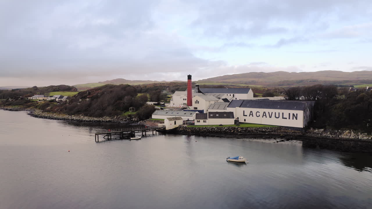 물 위에서 위스키 증류소 항공 라가불린 드론