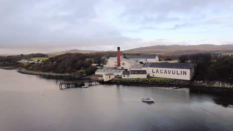 Destilería-De-Whisky-Drone-Aéreo-Lagavulin-Sobre-El-Agua