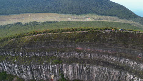 el borde del cráter de gunung gede y el valle de acampada en el oeste de java, indonesia