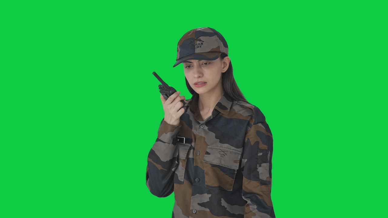 Ufficiale donna dell'esercito indiano che parla al walkie-talkie - Schermo verde