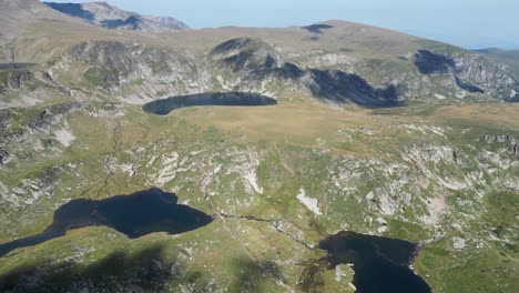 Sieben-Rila-Seen,-Naturlandschaft-Und-Touristenattraktion-In-Bulgarien---Luftaufnahme-4k