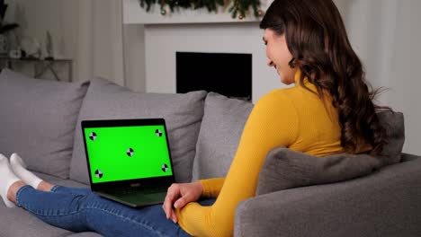 portátil de pantalla verde mujer sonriente viendo una película de comedia o serie de televisión, ríe