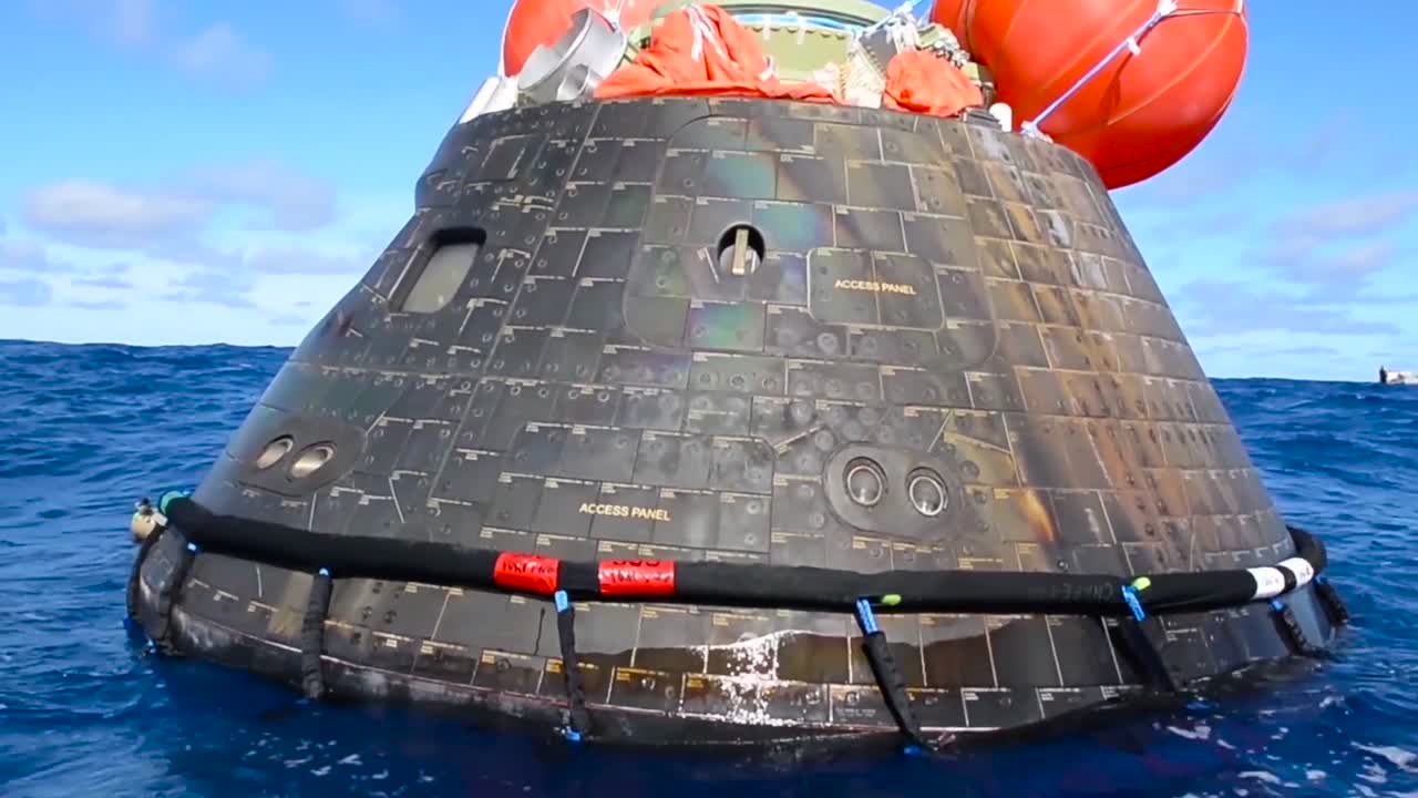 2014년 12월 태평양에서 nasas orion 승무원 모듈을 회수하는 해군 잠수부 승무원 1