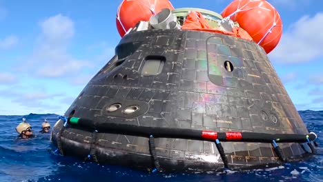 2014년 12월 태평양에서 nasas orion 승무원 모듈을 회수하는 해군 잠수부 승무원 1