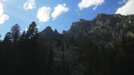 Jenny-String-Lake-Grand-Tetons-Nationalpark-Mount-Moran-Peak-Atemberaubendes-Kristallklares-Gletscherwasser-Herbst-Herbst-Perfektes-Wetter-Blauer-Himmel-Mittag-Nachmittag-Filmischer-Zoom-Langsam-Bewegung