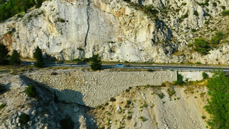 vista aérea siguiendo un coche en una carretera de montaña en la riviera makarska, croacia