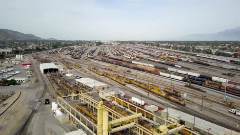 un dron vuela sobre un patio de trenes