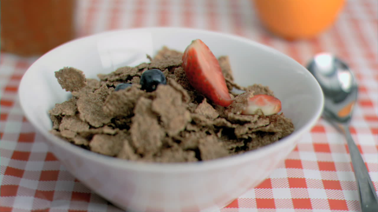 과일이 슈퍼 느린 동작으로 떨어집니다.