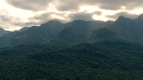 Drohnen-Luftaufnahme-Eines-Sturms,-Der-Sich-Auf-Bergen-In-Einem-Amazonas-Tropenwald-In-Brasilien-Nähert