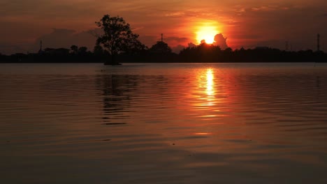 atmósfera 4k o puesta de sol en el lago.