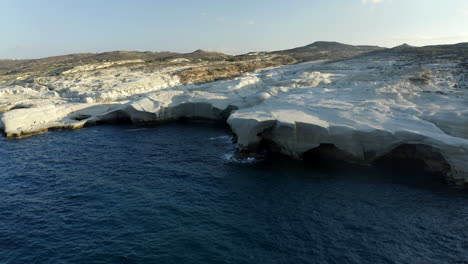 Imágenes-Cinematográficas-De-Drones-Aéreos-De-La-Playa-De-Sarakiniko-En-La-Isla-De-Milos,-Grecia-Al-Atardecer-En-4k