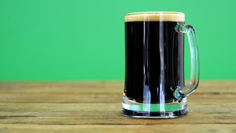 una pinta de guinness en la mesa para san patricio.