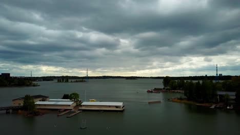 Toma-Aérea-Del-Golfo-De-Finlandia-En-El-Mar-Báltico-Con-Una-Tormenta-Inminente