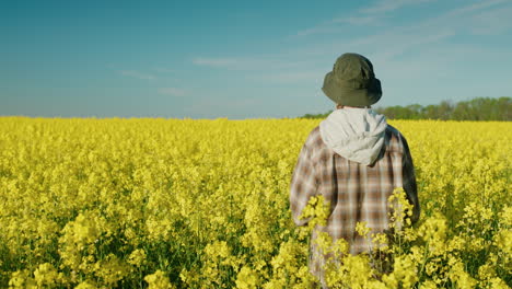 landwirt auf einem rapsfeld