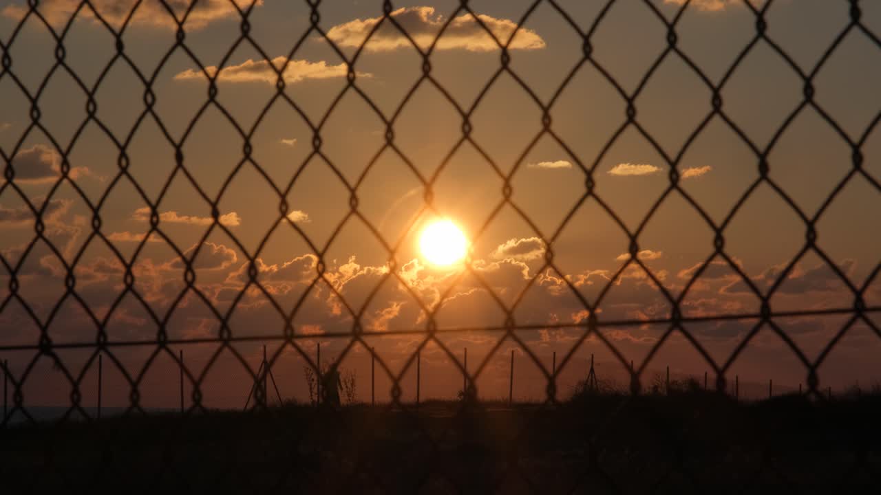 황금빛 일몰을 배경으로 밖에서 달리는 남자의 와이드 샷