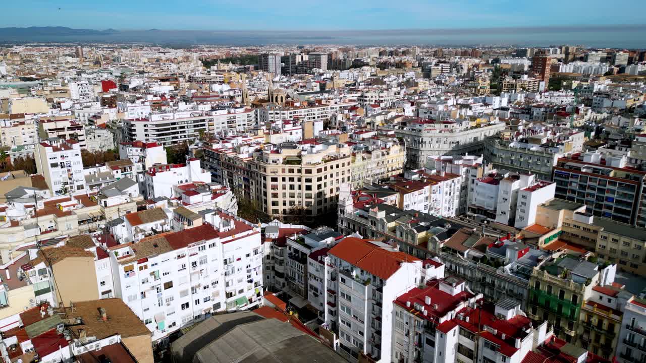 Opadgående skud af det kompakte byliv i Valencias centrum, der viser de mange tagrygge, som er meget almindelige i Spanien.