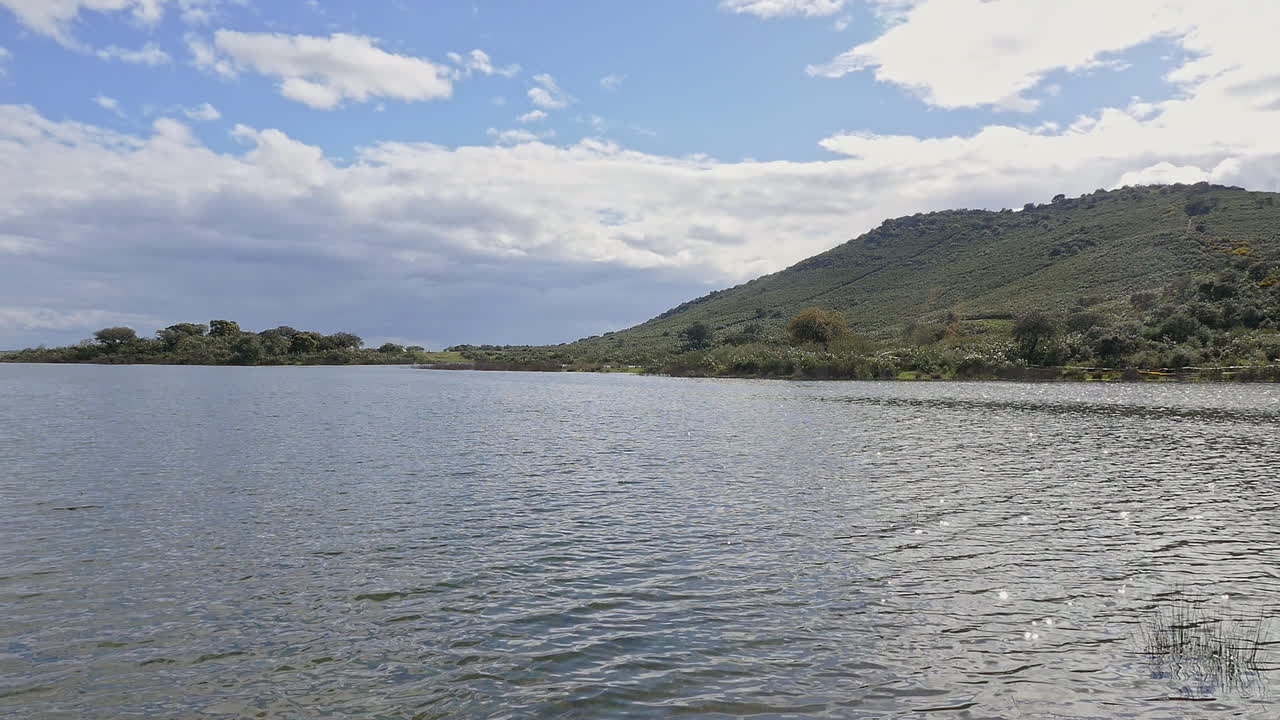 orilla costera frente al mar nublado cielo soleado