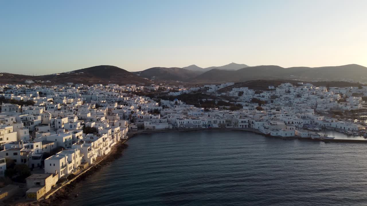 Riprese aeree dell'incantevole villaggio di Naoussa sull'isola di Paros, Grecia.