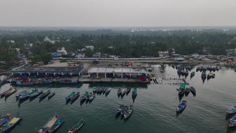 un barco de pesca en el puerto de kerala, india.