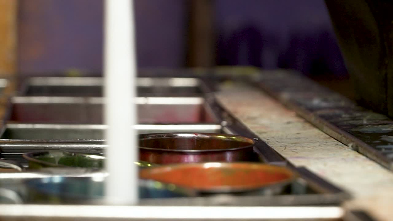 手作りのろうそくは色鮮やかなろうそくのろうそくに浸すことで色を得ます