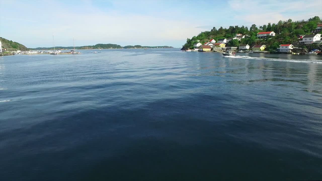 이 마을의 모든 사람들은 배를 소유하고 있습니다.