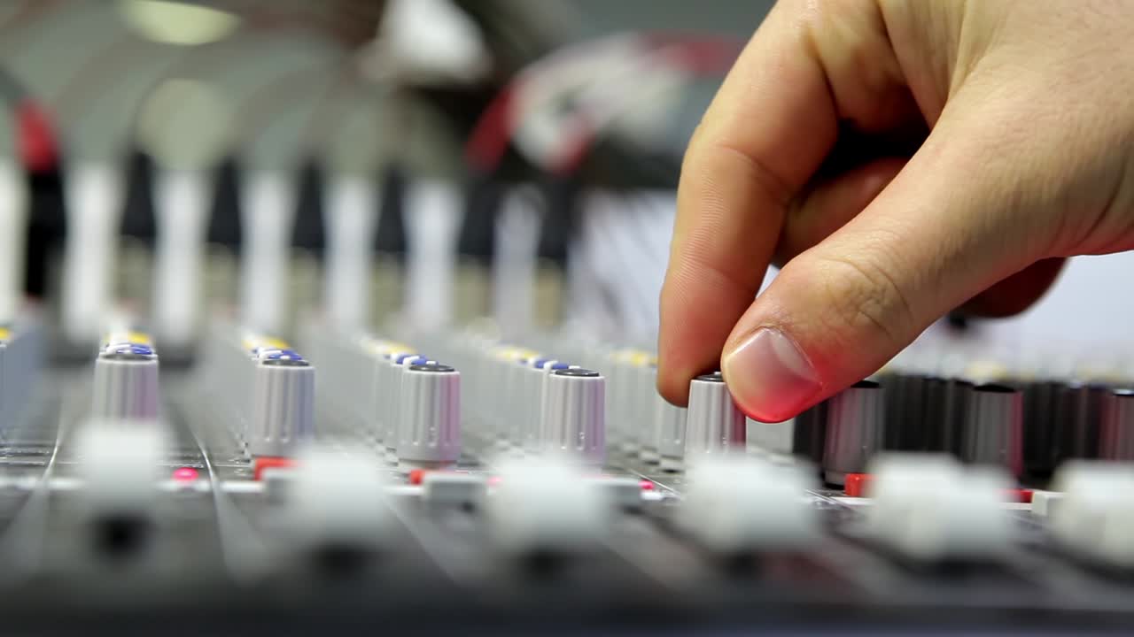 스튜디오에서 오디오  ⁇ 서 작업하는 디제이 클로즈업 1