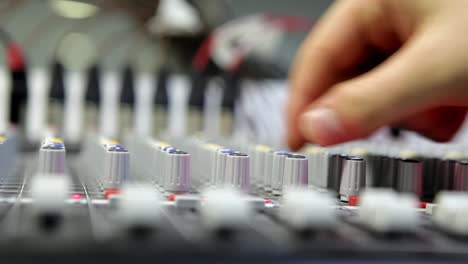 dj trabajando en un mezclador de audio en el estudio de cerca 1