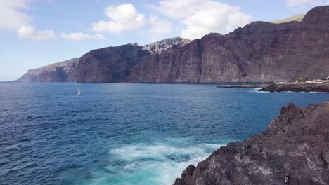 los gigantes es una ciudad turística en santiago del teide tenerife isla canaria vista aérea de la costa con agua azul clara del océano