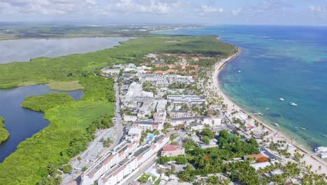 impresionante vista aérea de resorts de lujo junto a la playa y laguna bavaro, punta cana